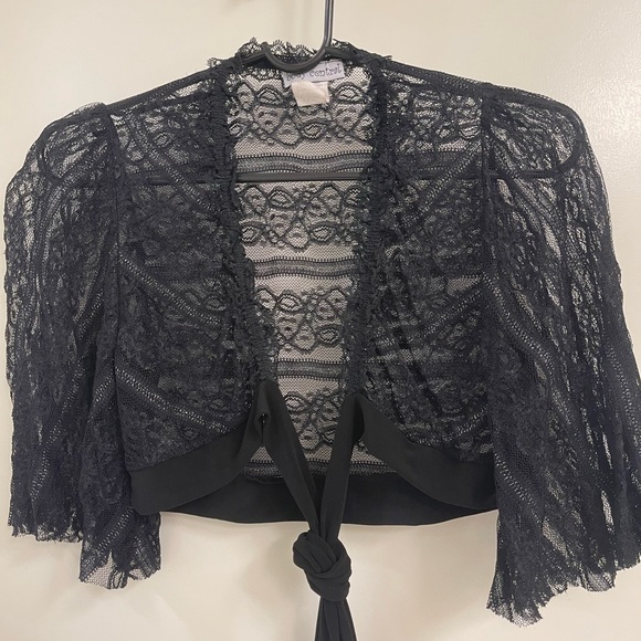 Bell sleeve sheer shrug with tie front.
Size Medium - Picture 4 of 8